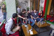 Des jeunes autour d’une chicha posée sur une table