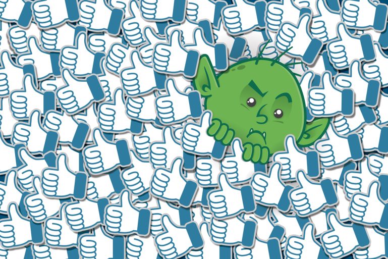 Le logo de Facebook en dizaine d'exemplaires avec un méchant personnage vert caché au milieu