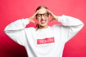 Femme en colère se tenant la tête