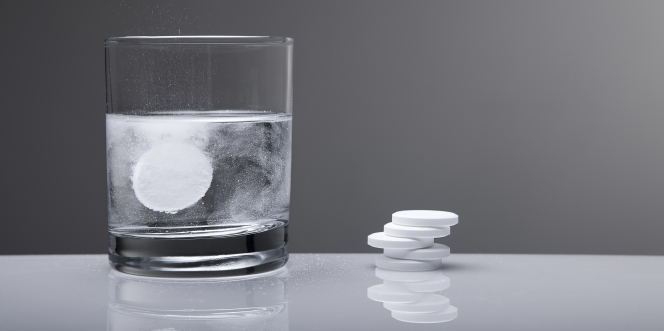 Un comprimé effervescent dans un verre d’eau