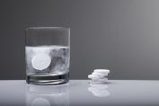 Un comprimé effervescent dans un verre d‘eau