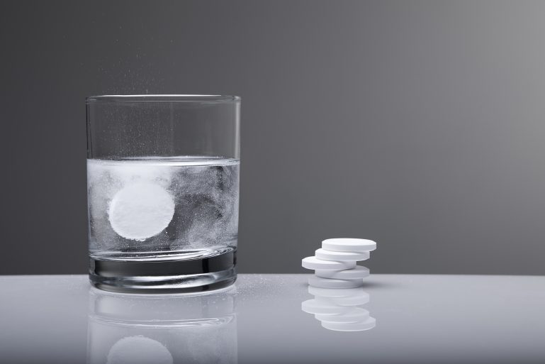 Un comprimé effervescent dans un verre d‘eau
