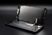 iPhone 7 ouvert sur fond noir