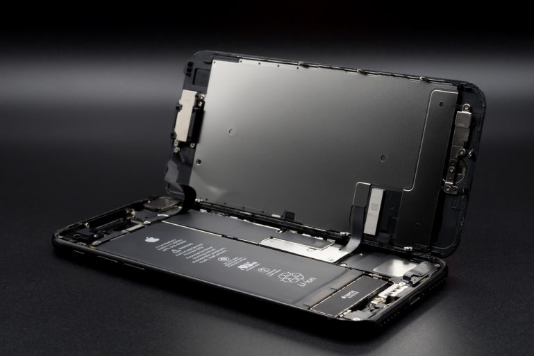 iPhone 7 ouvert sur fond noir