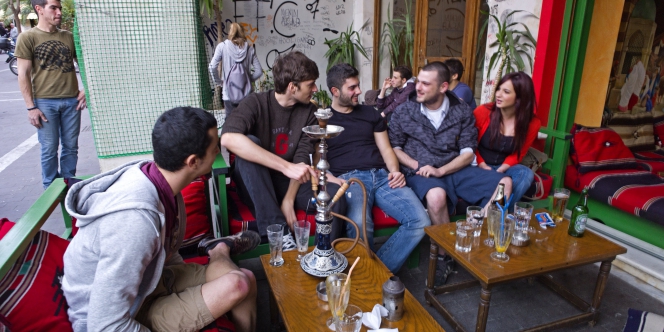Des jeunes autour d’une chicha posée sur une table