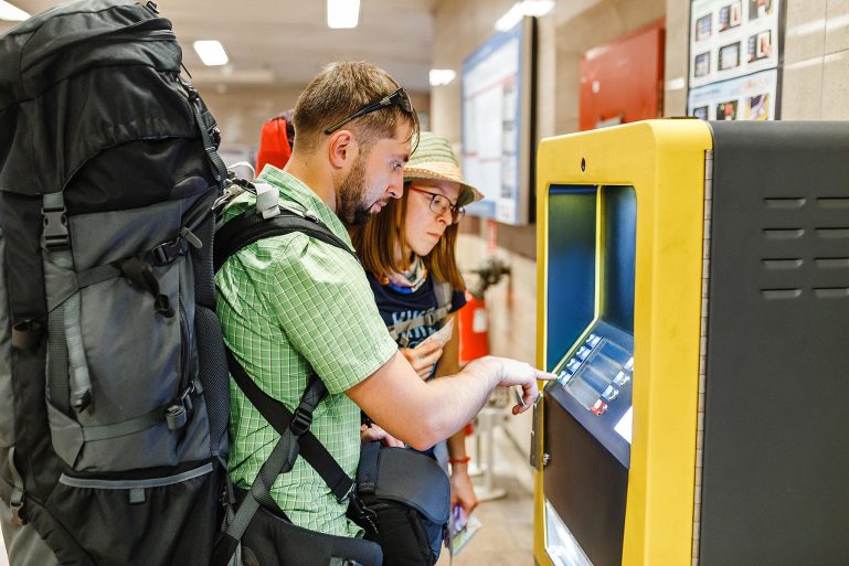 touristes retirant de l’argent à un distributeur de billets à l’étranger