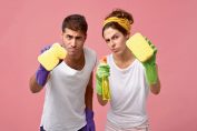 couple avec éponges et produits ménagers