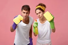 couple avec éponges et produits ménagers