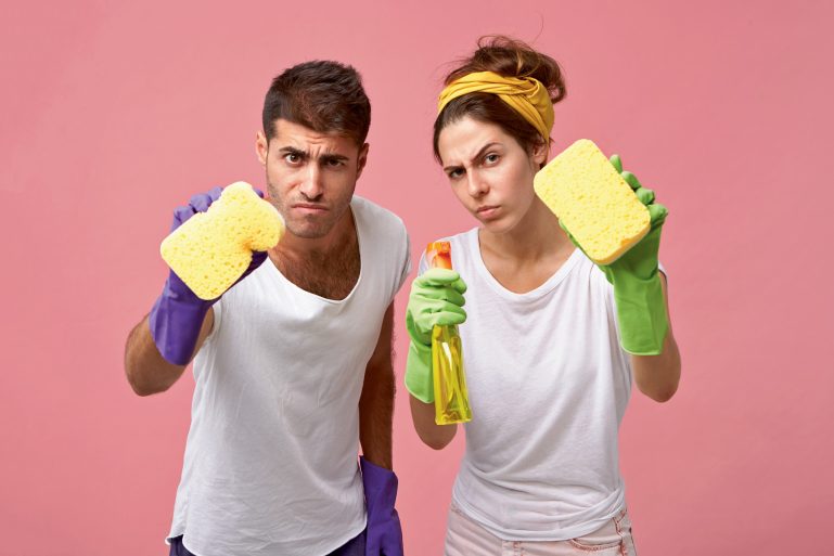 couple avec éponges et produits ménagers