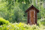 Toilettes sèches dans cabane dans le jardin