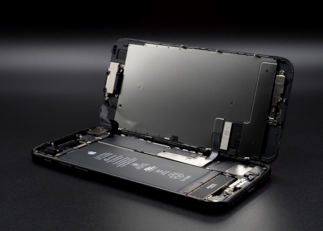 iPhone 7 ouvert sur fond noir