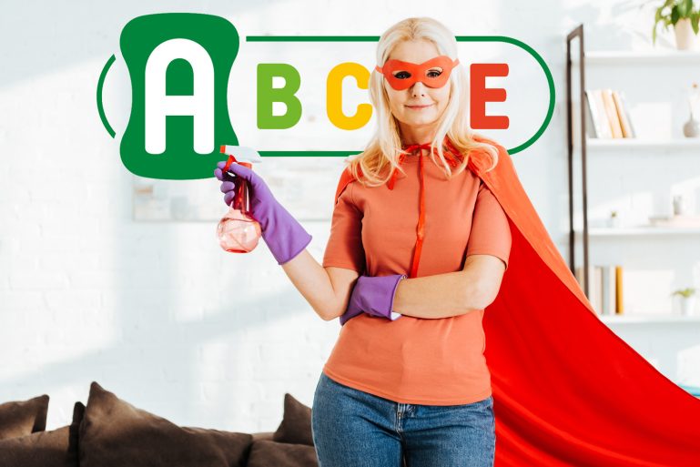 logo Ménag’Score et femme déguisée en super-héroïne tenant en main un vaporisateur