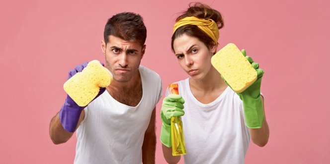 couple avec éponges et produits ménagers