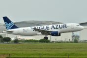 un airbus A320 de la compagnie Aigle Azur