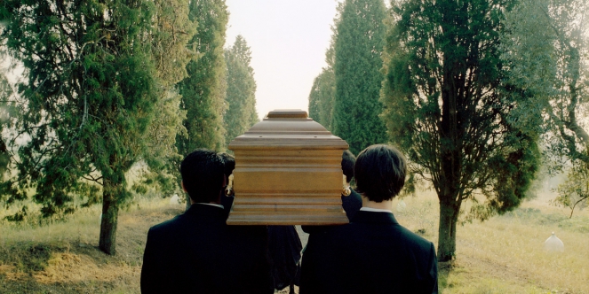 porteurs de cercueil dans un cimetière