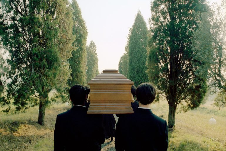 porteurs de cercueil dans un cimetière