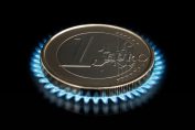 Une pièce de 1 € sur un brûleur au gaz
