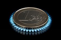Une pièce de 1 € sur un brûleur au gaz