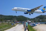 un avion de Thomas Cook survole des vacanciers