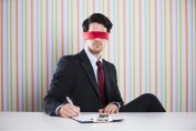 Aveugle signant un contrat