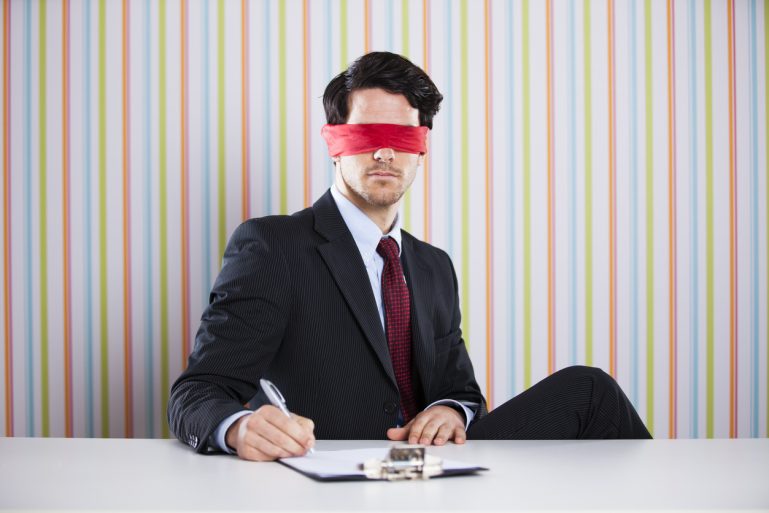 Aveugle signant un contrat
