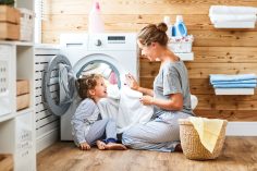 sortir le linge de la machine à laver