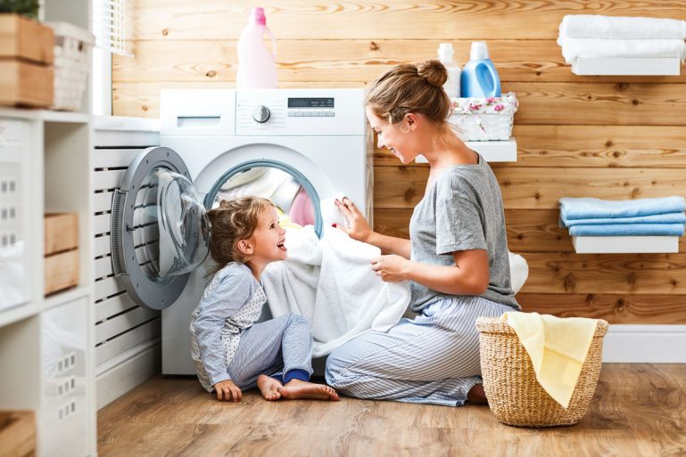 sortir le linge de la machine à laver