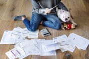 épluchage de factures, calculette à la main