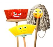 balais avec smileys fâchés