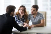 discussion animée entre banquier et couple de clients