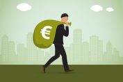 Un voleur avec un sac de billets sur le dos