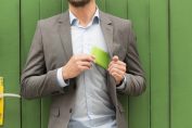 Un homme met son smartphone dans la poche de sa veste