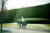 un facteur de La Poste distribuant le courrier à vélo
