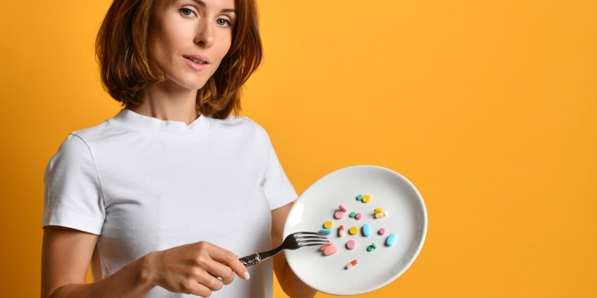 assiette remplie de compléments alimentaires