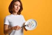 assiette remplie de compléments alimentaires