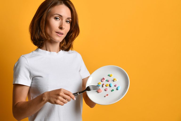 assiette remplie de compléments alimentaires