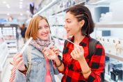 jeunes filles choisissant un parfum