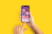 Une femme avec un smartphone est les différentes applis de suivi des règles