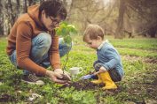 un homme et un enfant plantent un arbre