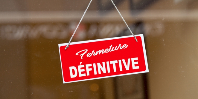 pancarte “fermeture définitive” sur la porte d’un magasin
