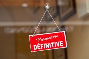 pancarte “fermeture définitive” sur la porte d’un magasin