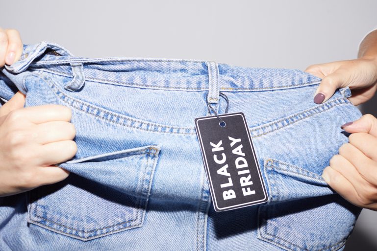 Un homme et une femme tiennent un jean sur lequel il y a l étiquette Blac