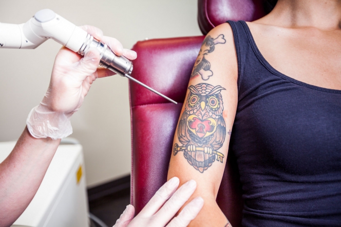 Séance de tatouage