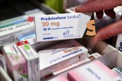 une boîte de prednisolone Sandoz 20 mg dans une pharmacie