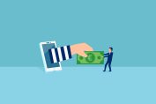 opérateur mobile prenant de l’argent à un abonné