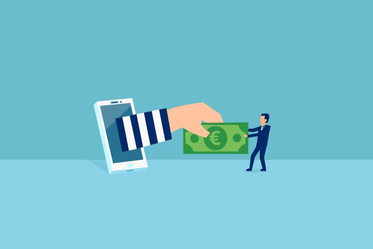opérateur mobile prenant de l’argent à un abonné