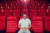 spectateur au cinéma avec lunettes 3D