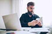 utilisateur d'un forfait mobile regardant son smartphone