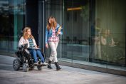 Étudiante handicapée en fauteuil électrique