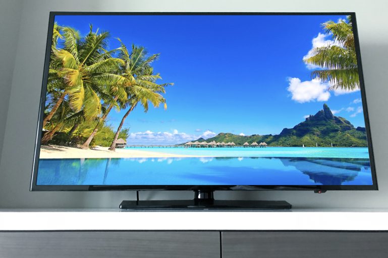 Une télévision qui affiche un paysage de plage